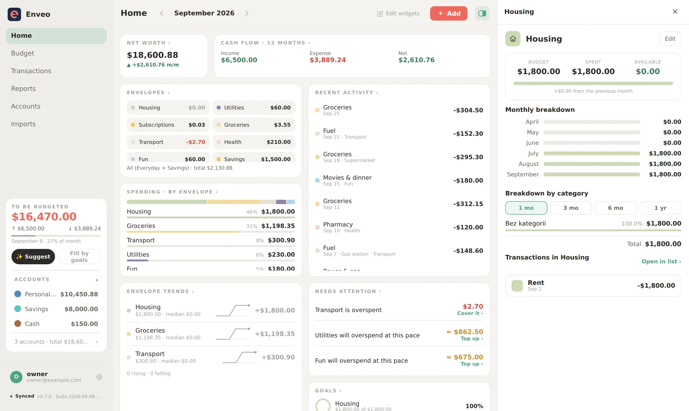 L'interface bureau d'Enveo : une barre latérale avec libellés, l'écran d'accueil avec ses widgets et un volet de détail affichant l'enveloppe Logement.